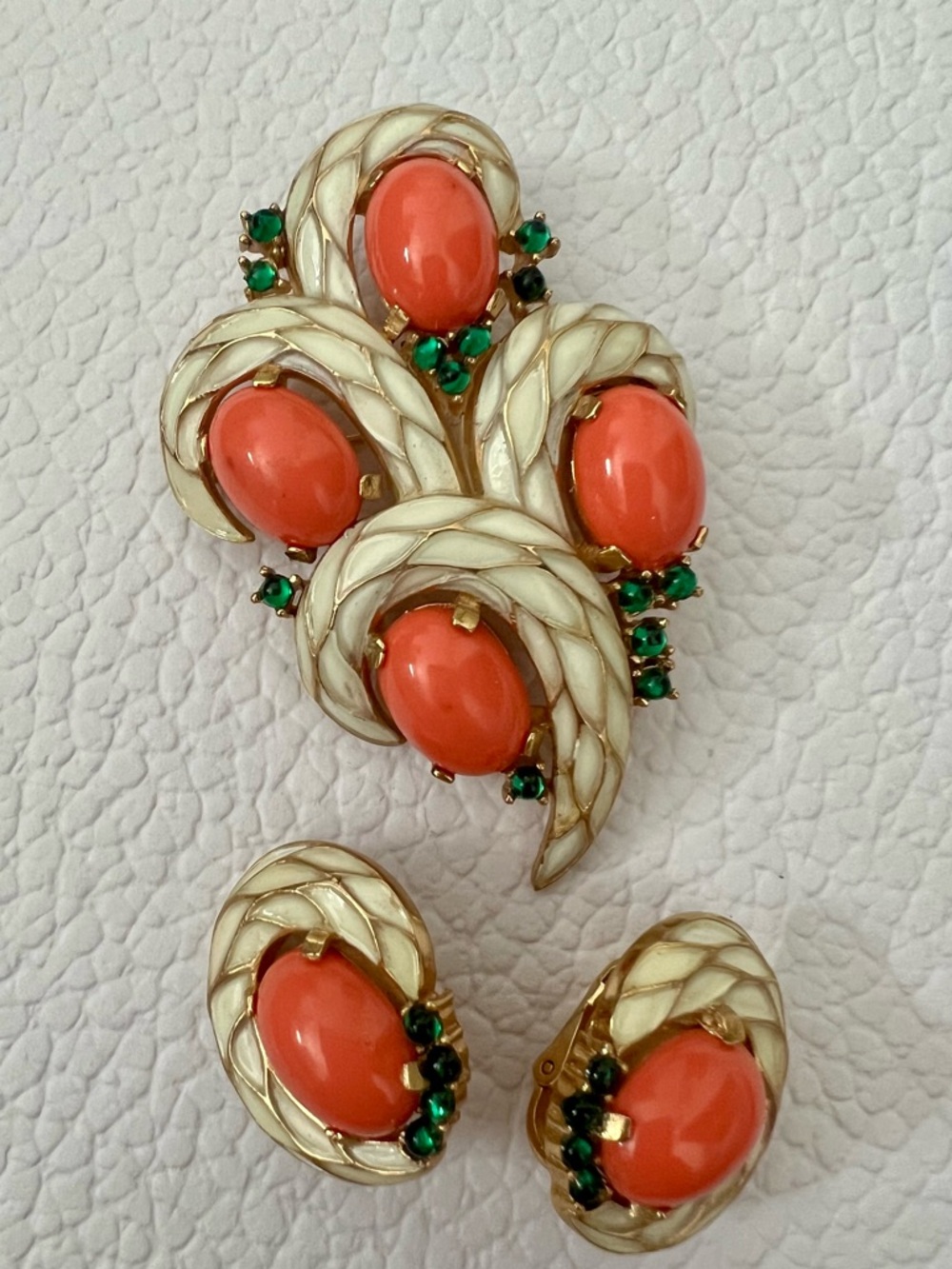 L'Orient Trifari Coral Emerald Green Brooch and Clip-On Earring Set - Picture 2 of 9